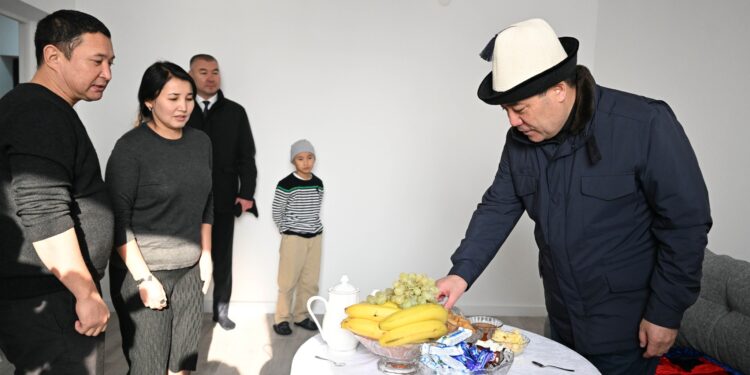 «Ар бир ата-эне «уул-кызым үйлүү болсо» деп тилек кылат». Бишкекте ипотекалык үйлөр тапшырылды