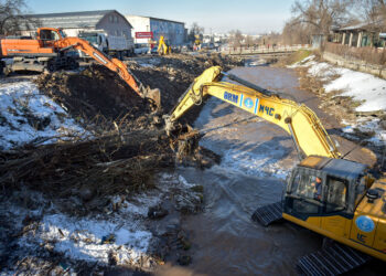 Бишкектеги эки дарыянын нугун тазалоо иштеринде 85 техника иштеп жатат