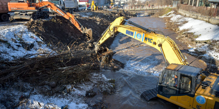 Бишкектеги эки дарыянын нугун тазалоо иштеринде 85 техника иштеп жатат