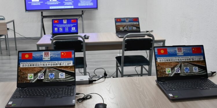 Бишкекте темир жолду куруучу, оңдоочу өнөркана ачылды