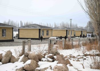 Селден жабыркаган Садыр Аке айылынын тургундарына жаңы үйлөрдүн ачкычтары тапшырылды