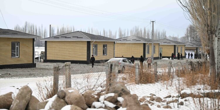 Селден жабыркаган Садыр Аке айылынын тургундарына жаңы үйлөрдүн ачкычтары тапшырылды