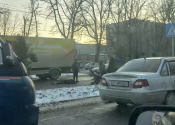 Бишкекте коляска сүйрөгөн аял кишини жүк ташуучу унаа сүзүп кетти