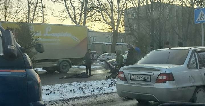 Бишкекте коляска сүйрөгөн аял кишини жүк ташуучу унаа сүзүп кетти
