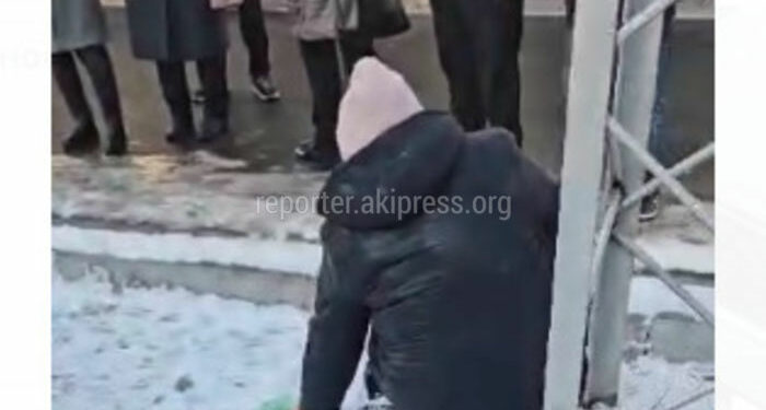 «Милициянын унаасы жөө жүргүнчүнү сүзүп кетти» деген видео тарады