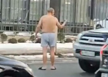 Бишкекте жолдун ортосунда ич кийимчен жүргөн жарандын видеосу тарады