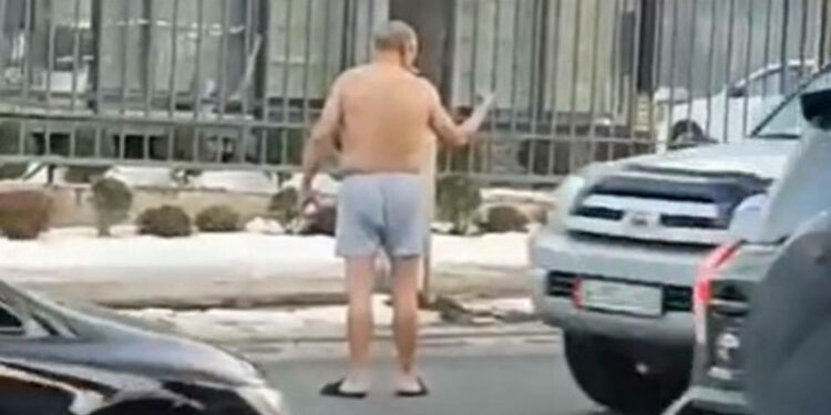 Бишкекте жолдун ортосунда ич кийимчен жүргөн жарандын видеосу тарады