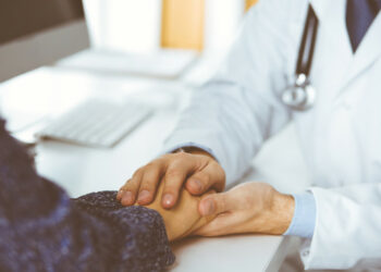 Орусияда сый акы үчүн дарыгер 13 дени сак бейтапка рак диагнозун койгон