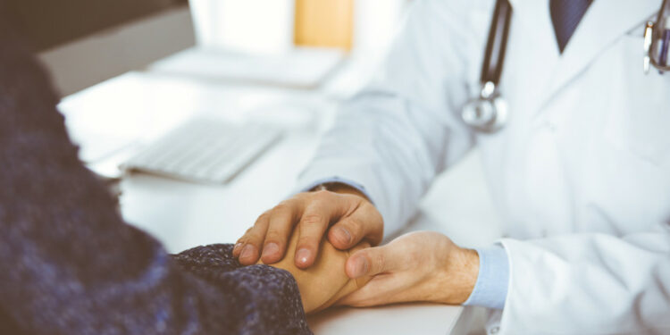 Орусияда сый акы үчүн дарыгер 13 дени сак бейтапка рак диагнозун койгон