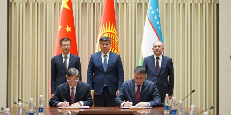 Кытай — Кыргызстан — Өзбекстан темир жолун куруу боюнча макулдашууга кол коюлду