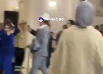 Аял кишини микрофон менен чаап жиберген кишинин видеосу тарады