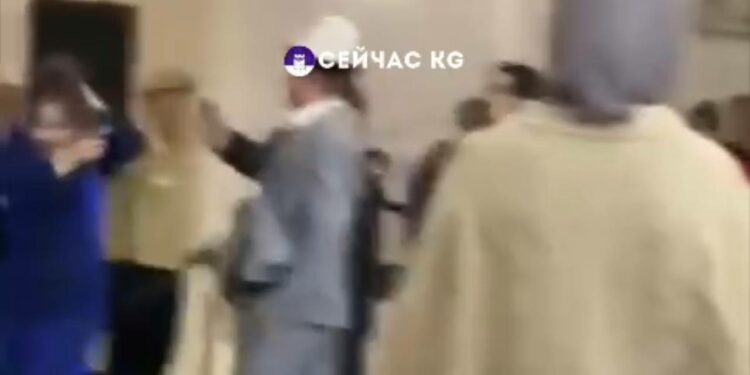 Аял кишини микрофон менен чаап жиберген кишинин видеосу тарады