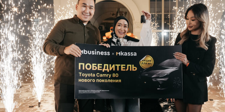 MBANK “QR аркылуу төлөмдөрдү кабыл ал” акциясынын экинчи этабынын жеңүүчүлөрүн сыйлап, экинчи Toyota Camry 80 автоунаасын белекке берди