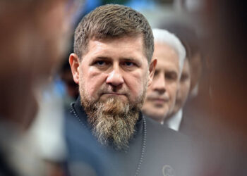 Рамзан Кадыров колго түшкөн украиналыкка тапанча алып, өзүн атып салууну сунуштады