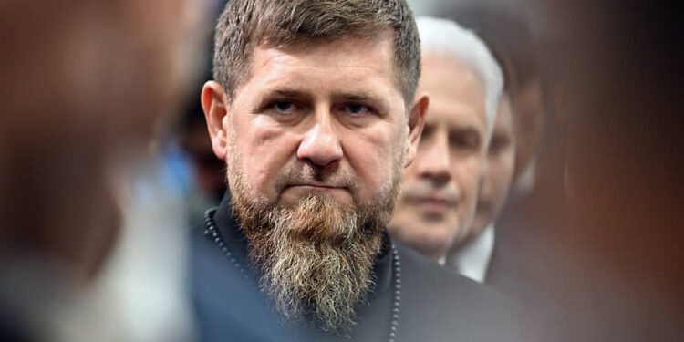 Рамзан Кадыров колго түшкөн украиналыкка тапанча алып, өзүн атып салууну сунуштады