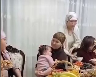 Айсулуу Тыныбекованын меймандарга чай сунган видеосу тарады