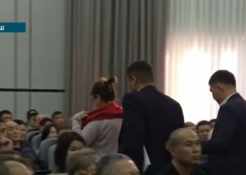 Ошто УКМК кызматкерлери бейтапкана жетекчисин жыйындан алып кетишти (видео)