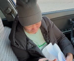 Беткапчан киши баспаган, сүйлөбөгөн баласы менен такси айдаган келинге жардам берди (видео)