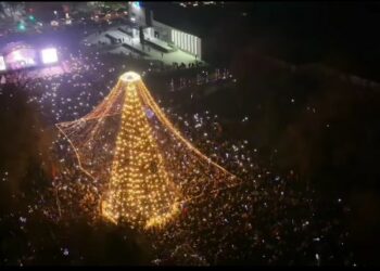 Токмокто бийиктиги 28 метр болгон жаңы жылдык балатынын чырагы жандырылды (видео)