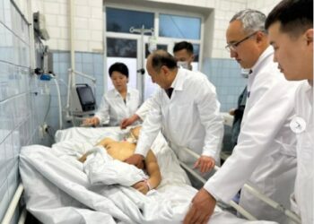 Министр Казакстандагы учак кырсыгынан жабыркаган кыргызстандыктардан кабар алды