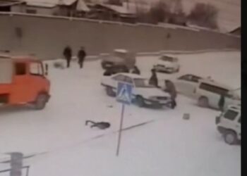 Токмокто от албай калган унааны түртүп жаткан топ кишини башка унаа сүзүп алды (видео)