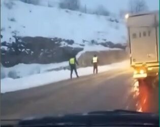 Жолго кум сээп жүргөн жол тескөөчүлөрдүн видеосу тарады