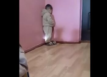 Сузактагы бала бакчада тарбиячылар балдарга кол көтөргөн видео тарады