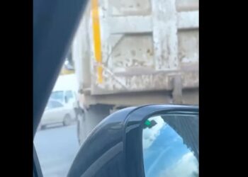 «7500 сом айып салынды». Бишкектеги жолду булгаган айдоочуга мэр эскертүү берди