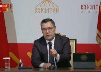 «Бир тал чачыңар түшпөйт». Садыр Жапаров Курултайда бардык маселе ачык айтылышы керектигин билдирди