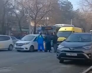 «Абройлуу адам болчумун». Тез жардам унаасын өткөрбөй койгон айдоочунун «концерти»