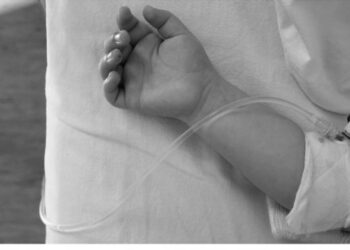 «Кызыма эмне болгонун билгим келет». Чүйдөгү бала бакчада 5 жашар кыз чарчап калган