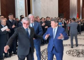 Кызматтан кеткен Акылбек Жапаровду узатып жаткан видео тарады