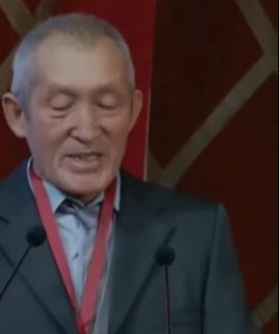 Курултайга келген делегат министрге талап койду (видео)