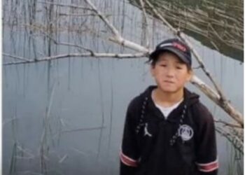 «Туугандар эле издеп жатабыз». Нарында атасы менен мал кайтарууга кеткен бала дагы эле табыла элек