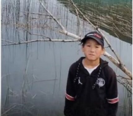 «Туугандар эле издеп жатабыз». Нарында атасы менен мал кайтарууга кеткен бала дагы эле табыла элек