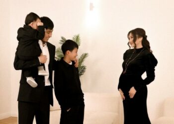 Казакстандык ырчы Ерке Есмахан кош бойлуу экенин ачыктады