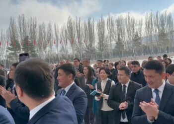 Акылбек Жапаровду суукка карабай сыртка чейин узатып чыгышты