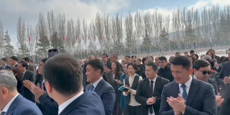 Акылбек Жапаровду суукка карабай сыртка чейин узатып чыгышты