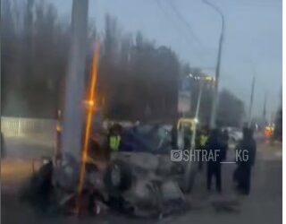 «Унаа экиге бөлүнүп кеткен». Бишкектеги жүрөк үшүн алган жол кырсыкта 2 адам каза болду