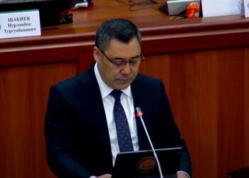 «Мажбур болдум». Садыр Жапаров Акылбек Жапаровду эмне үчүн кызматтан алганын айтты