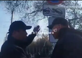 Бишкектин мэри автобустун айдоочусу катышкан жолдогу чырга аралашкан видео тарады