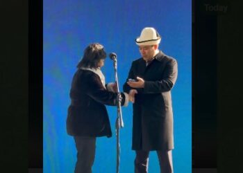 Садыр Жапаров Бишкекте ипотекалык үйлөрдүн ачкычын тапшырды