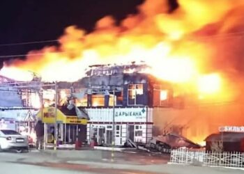 Баткен шаарындагы «Мега» соода түйүнү өрттөндү