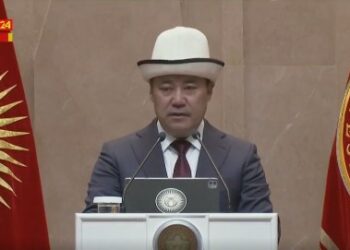 Садыр Жапаров студенттерге стипендия тапшырды (видео)