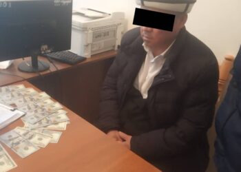 Баткенде тергөөчүгө 4 миң доллар берген шектүү кармалды