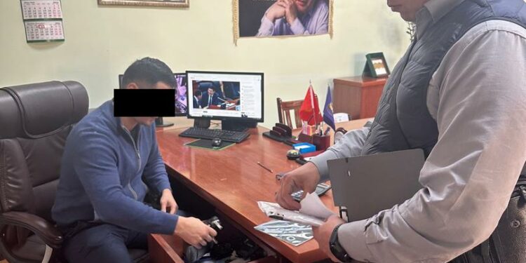 Эсептөө палатасынын 3 кызматкери кармалды