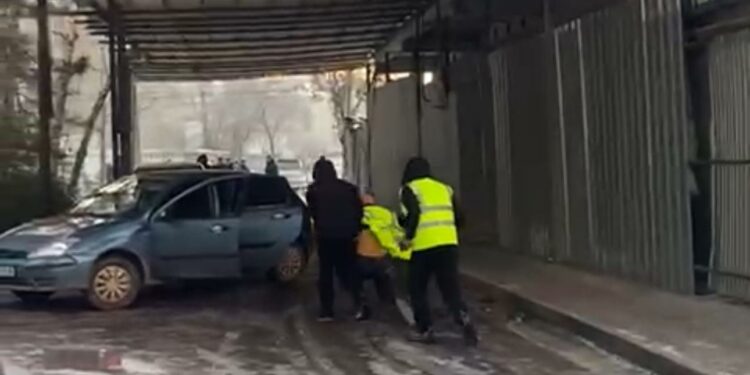 «Беткапчан, бычактары бар». Бишкекте тартылган видео тарап, «перехват» планы жарыяланды