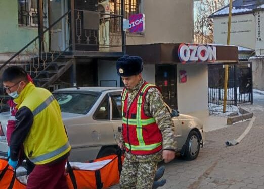 Бишкектеги көп кабаттуу үйдө өрт чыгып, батирде калып калган улгайган киши куткарылды