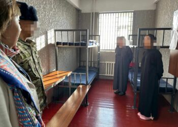 «Кош бойлуу келин бар». Акыйкатчы Жалал-Абаддагы тергөө абагына барды