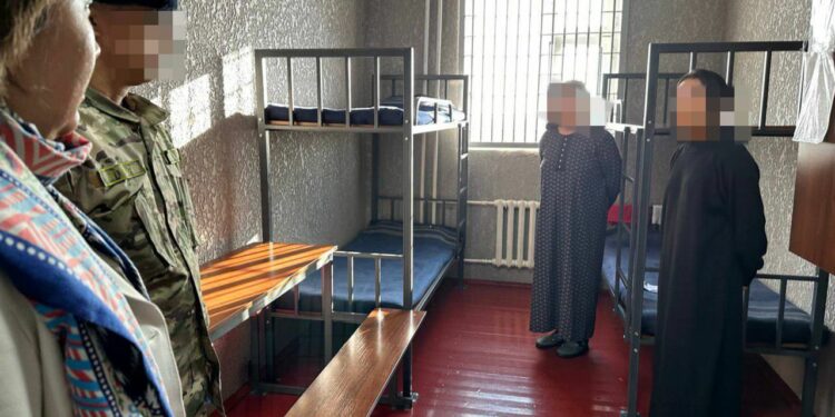 «Кош бойлуу келин бар». Акыйкатчы Жалал-Абаддагы тергөө абагына барды